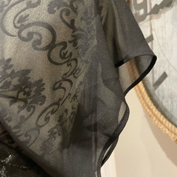 Stunning crepe style top with side zipper and sparkly bodice. - Picture 3 of 7